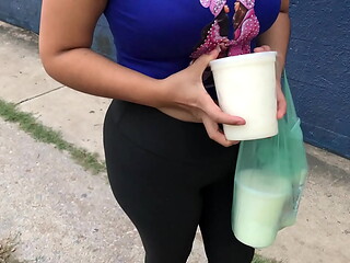 Mujer sale a la calle a vender para ayudarse a pagar sus estudios