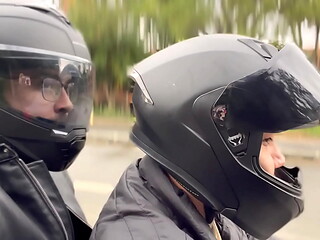 Desconocido me lleva a casa en su moto y se cobra el viaje con mi gran culo
