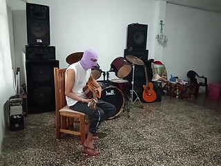 sexi maestra de musica pone cachondo a alunno