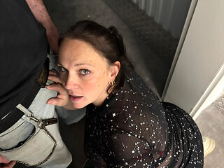 Dreier in der Lagerhalle Schlampe fickt mit 2 Typen gleichzeitig Creampie