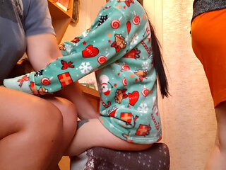 My Girlfriend and I Are Mutually Masturbating in the Kitchen While Our Housekeeper Is Preparing Breakfast