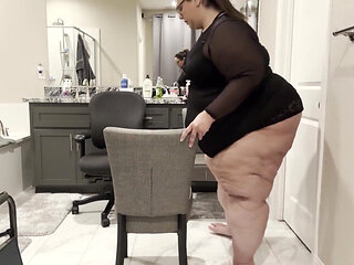 Luxe in Lingerie: Plump Paradise Tight Chair Tease (wmv)