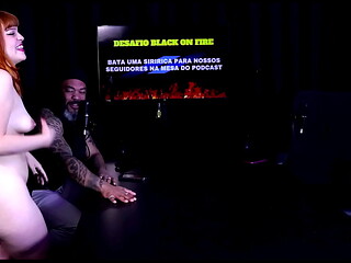 Depois das f&eacute_rias deu crise de ansiedade e por isso entrou no c&acirc_mera, se assustou com a bunda do homem, e o fetiche de boneca... - Middy (WATCH ON: SHEER/RED)