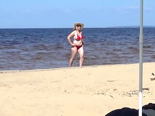 Nimble mature mommy has fun with young guys on the beach)))