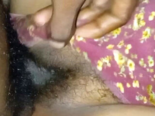 37 Sal Ki Padosi Bhabhi Ko Raat Mein Jakar Chudai Karke Aaya