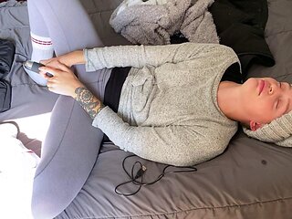 Cold Canadian Samantha Knoxx Uses Vibrator Over Clothes