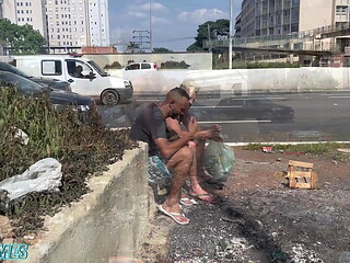 PATRICINHA SAI A CA&Ccedil_A DE MORADOR DE RUA PARA REALIZAR SUAS FANATSIAS SEXUAIS