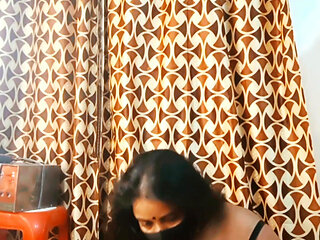 Slutty boudi fingering her big juicy pussy