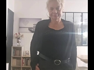 Coucou mon cochon tu me montre ta bite