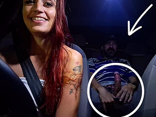 Safada trabalha de motorista de aplicativo e pega homem se masturbando no banco de tr&aacute_s!