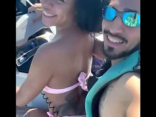 Novinha Safada, deixou marido na areia e fudeu com o instrutor no Jetski