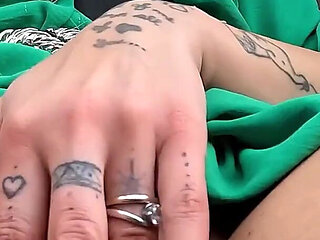 Italian Girl Gets Her Pussy Licked Well in Camporella and Gives a Blowjob