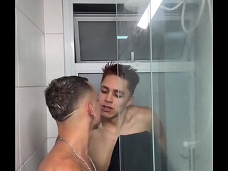 Novinho chega da escola e da de cara com o amigo dotado e nao resiste e fodem sem camisinha