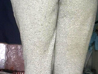 Akeli House Wife Uff Buat Garmi Hai