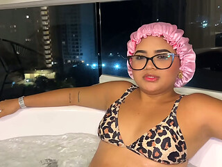Madrastra Puta se Ba&ntilde_a Desnuda con Hijastro en Jacuzzi y Le Pide que la Folle Mientras Pap&aacute_ Est&aacute_ Fuera