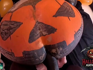 Mama Studio em um BBC fodendo um JACK O'_LANTERN de HALLOWEEN de uma MILF Brasileira