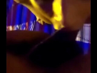 Chupando o motoboy que veio entregar pika aqui em casa