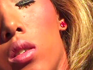 College Gest&auml;ndnisse: Hei&szlig;e Pool-Begegnung