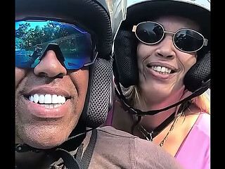 loira milf de s&atilde_o Paulo em Copacabana totalmente sem dinheiro pede moto Uber , e fala depois que est&aacute_ na moto que n&atilde_o tem dinheiro olha at&eacute_ final o que deu essa viagem.