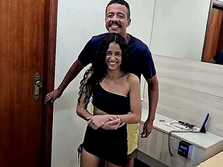 A novinha Talitinha tomou surra de pica no cu do dotado e acabou toda gozada