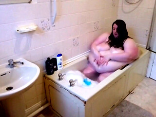 Sbbw attempts to take a bath, can she fit?