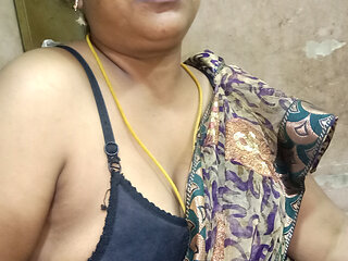 Delivery boy aunty seduces him and gets excited video