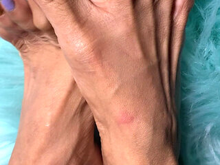 Melove Just Showing Her Sexy Little Feet