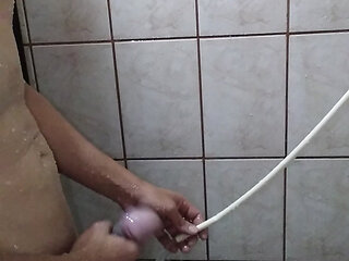 Cleaning the urethra in the bath