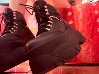 Sniff My Boots, Piggy