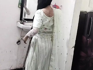 Desi aunty ko nanga kar ke ghar pe hi pel diya