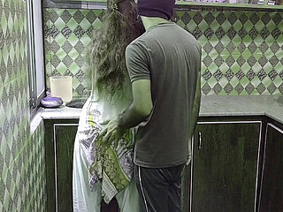 Indian Desi Aunty kitchen mai kam kr rahi thi pati ny a k Gand pakar li aur Bohat Chudai ki Gand phar d Hindi Audio Xxxxx Sex