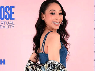 Up Close VR - Voluptuous Babe Sarah Lace Shows You How She Likes It