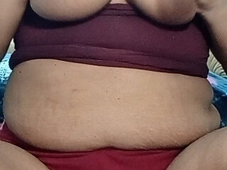 Desi bhabhi showing body on video call.