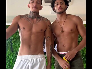 Passivo Femboy dando pra casal de Ativos Dotados