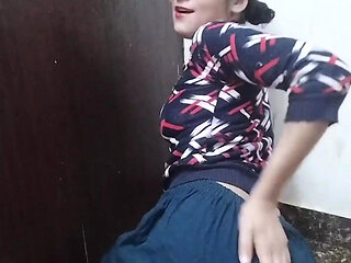 Desi aunty ko saman dene ke bahane pel diya