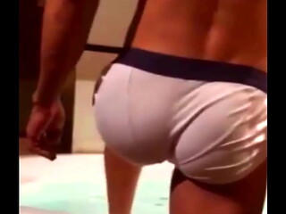 Despues de unas copas mi amigo hetero se ducha y me pide que lo grabe