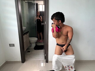 observo a mi latina hermanastra duchandose y aprovecho para holer sus pantis para ponerme muy cachondo y poderla follar muy duro y rico y terminar corri&eacute_ndome en su apretado culo rico