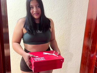 She didn't have the money to pay and lets the delivery man suck her ass