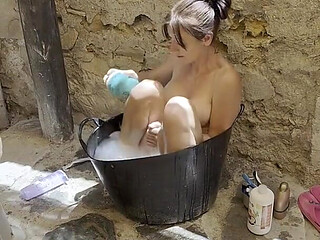 Roemie's Naked Outdoor Bath