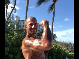 MAXXX LOADZ FLEXING AT BEACH