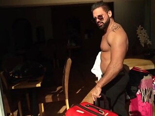 Gwen and Josh meet at the hotel - Jacquie et Michel TV