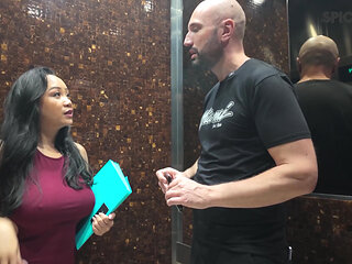 Spicy Worker - the Sexy House Agent