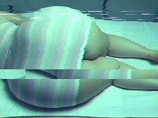 Big-bootied Woman Shopping in Rich Leggings