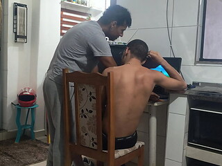TWINK NERD RECEBE O TECNO DA INTERNET EM CASA E TREPA E FAZ SEXO COM OTRABALHADOR