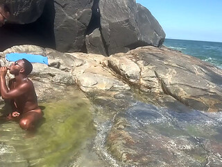 Fui a praia, e me deparei com esse preto gostoso e a&iacute_ n&atilde_o teve jeito fui l&aacute_ e enchi seu rab&atilde_o de porra