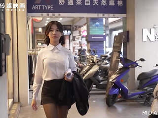 Md-0258 a Slutty Subordinate Who Loves Footjob Meat Sticks