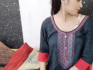 Desi aunty ko saman dene ke bahane pel diya