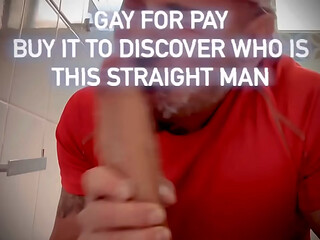 Hombre heterosexual le hace garganta profunda a un dildo grande y grueso