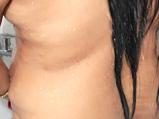 Today I Bathed My Stepsister-in-law Naked, She Gave It Secretly.