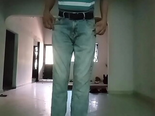 Una deliciosa meada con mi pa&ntilde_al y pantal&oacute_n puesto y de paso deliciosa pajita y doble orgssmo